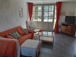 Télévision, cheminée, livres