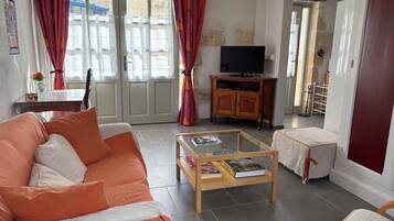 Televisie, een open haard en boeken