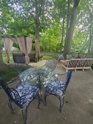 Outdoor dining - Cabin, rustic elegance w/ hot tub, lake access (Clarklake)