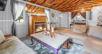 Cabin, rustic elegance w/ hot tub, lake access