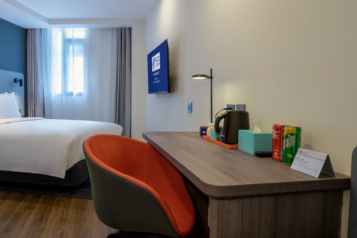 Standard Room, 1 Large Twin Bed | Premium bedding, down comforters, pillowtop beds, in-room safe