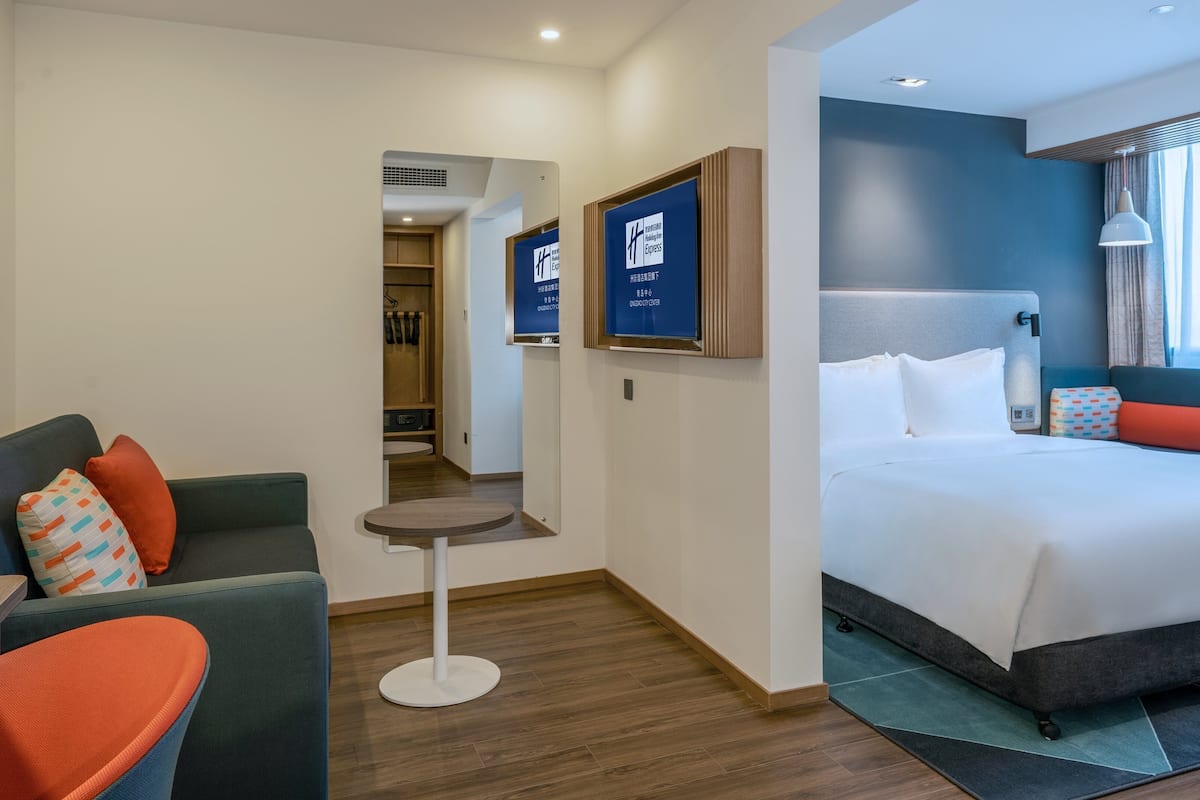 Double Room, 1 King Bed | Premium bedding, down comforters, pillowtop beds, in-room safe