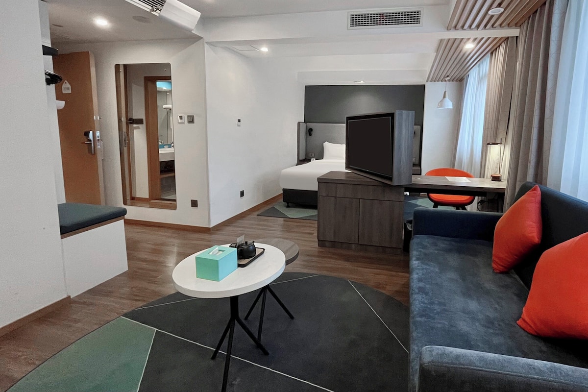 Standard Room, 1 King Bed with Sofa bed | Premium bedding, down comforters, pillowtop beds, in-room safe