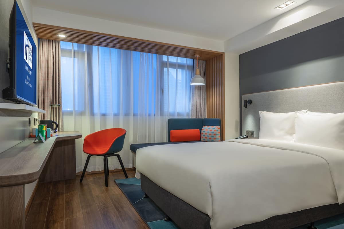 Standard Room, 1 Queen Bed | Premium bedding, down comforters, pillowtop beds, in-room safe