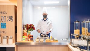 Free daily buffet breakfast - Holiday Inn Express Qingdao City Center by IHG (Qingdao)