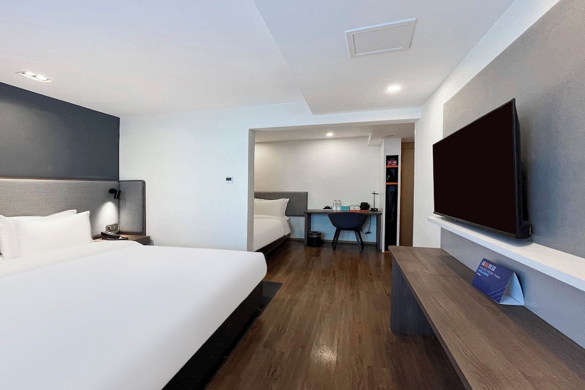 Suite, 1 King Bed | Premium bedding, down comforters, pillowtop beds, in-room safe