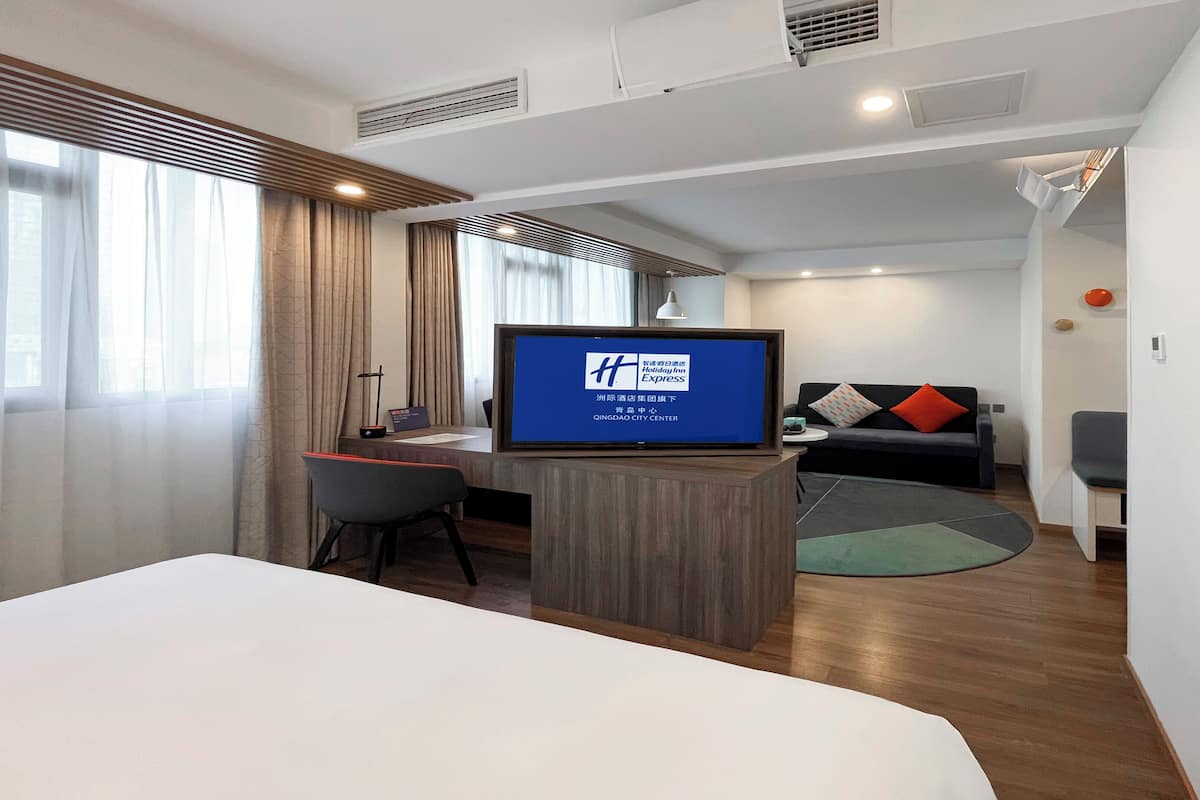 Standard Room, 1 King Bed with Sofa bed | Premium bedding, down duvets, pillow-top beds, in-room safe