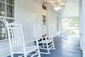 Terrace/patio - Leaning Oaks Ranch - A Perfect Texas Hill County Ranch Getaway! (San Saba)