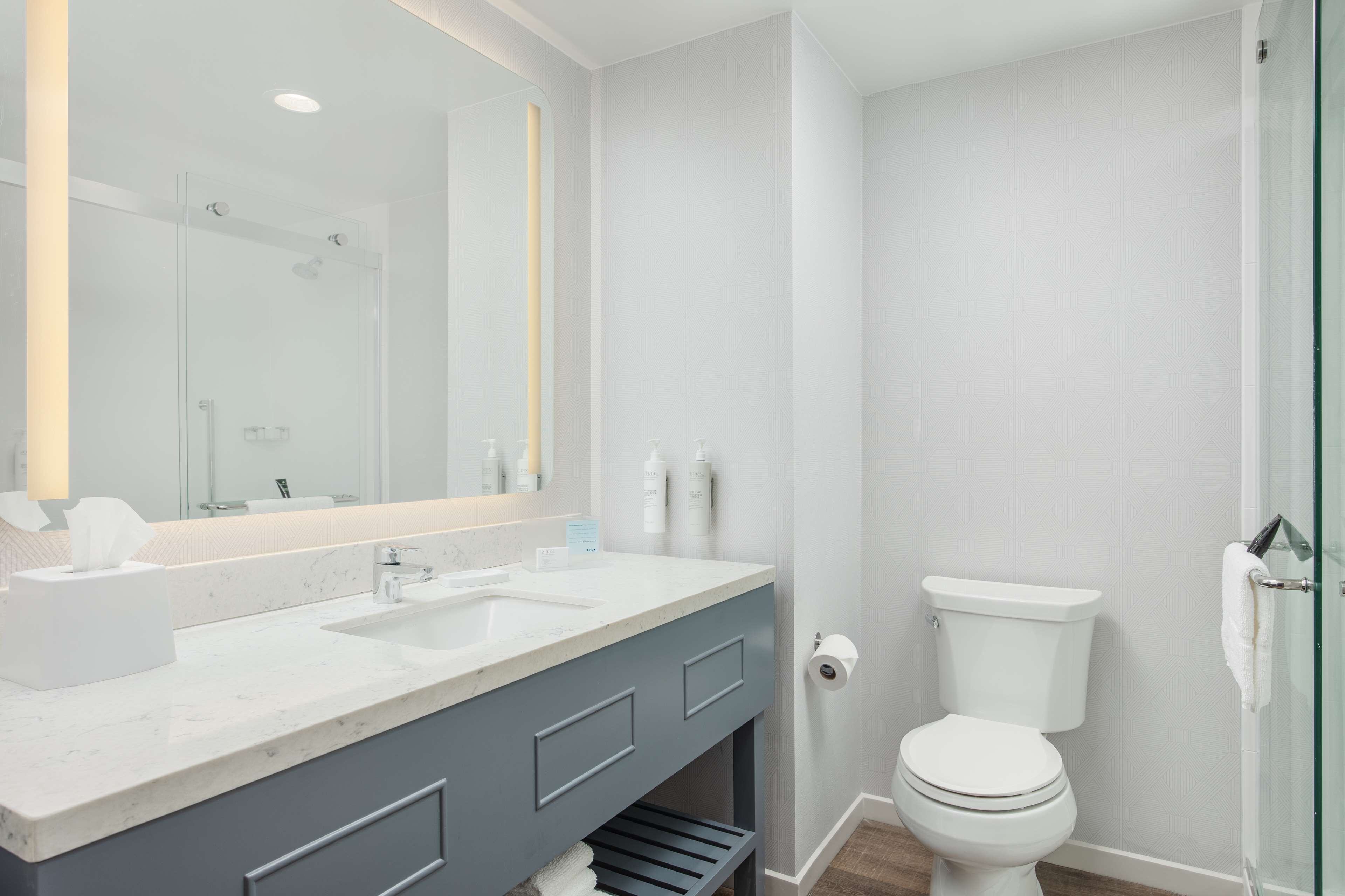 rainfall showerhead, free toiletries, hair dryer, towels