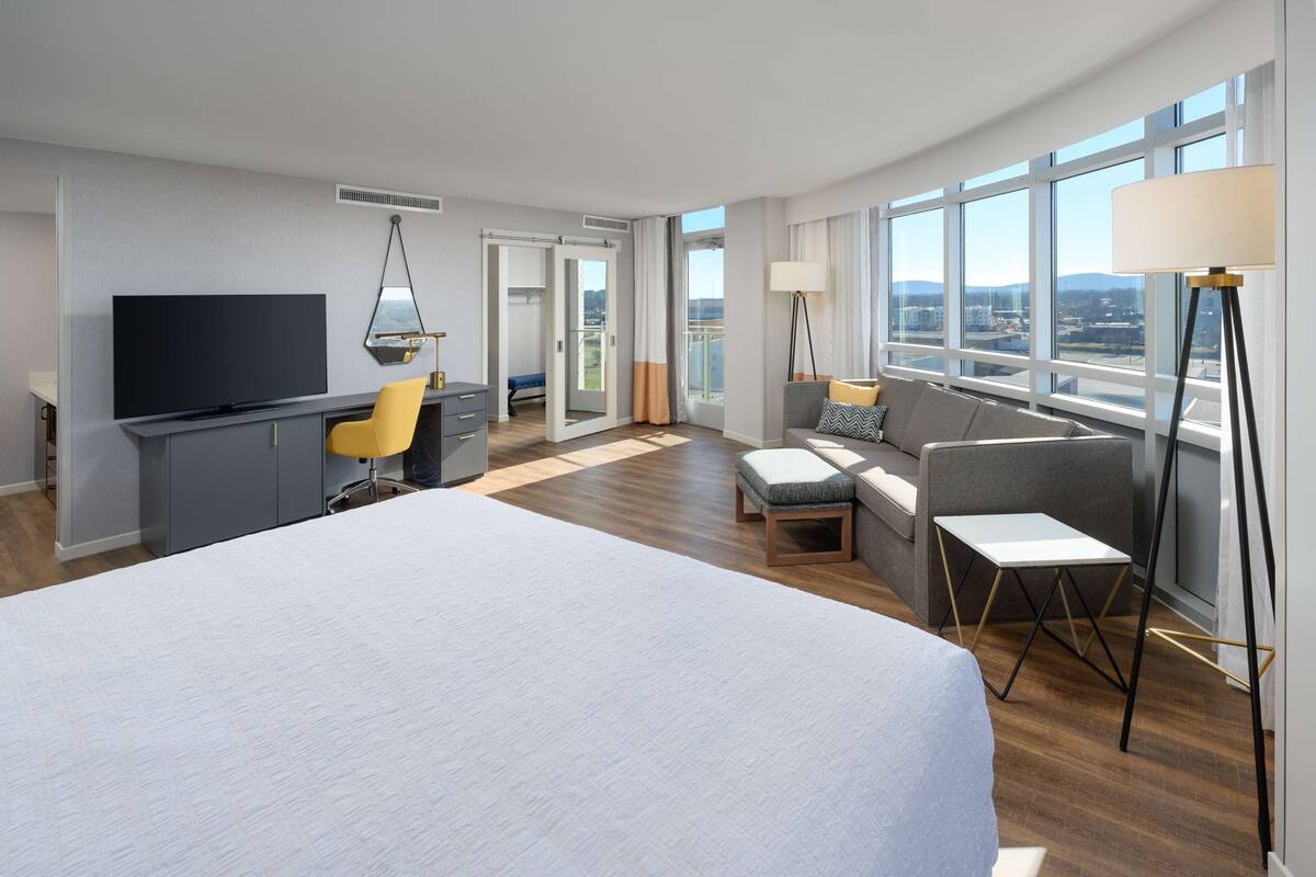 executive suite, 1 king bed, balcony | living area | 42-inch flat-screen tv with cable channels, tv