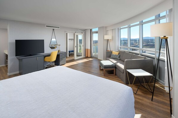 Executive Suite, 1 King Bed, Balcony | Living area