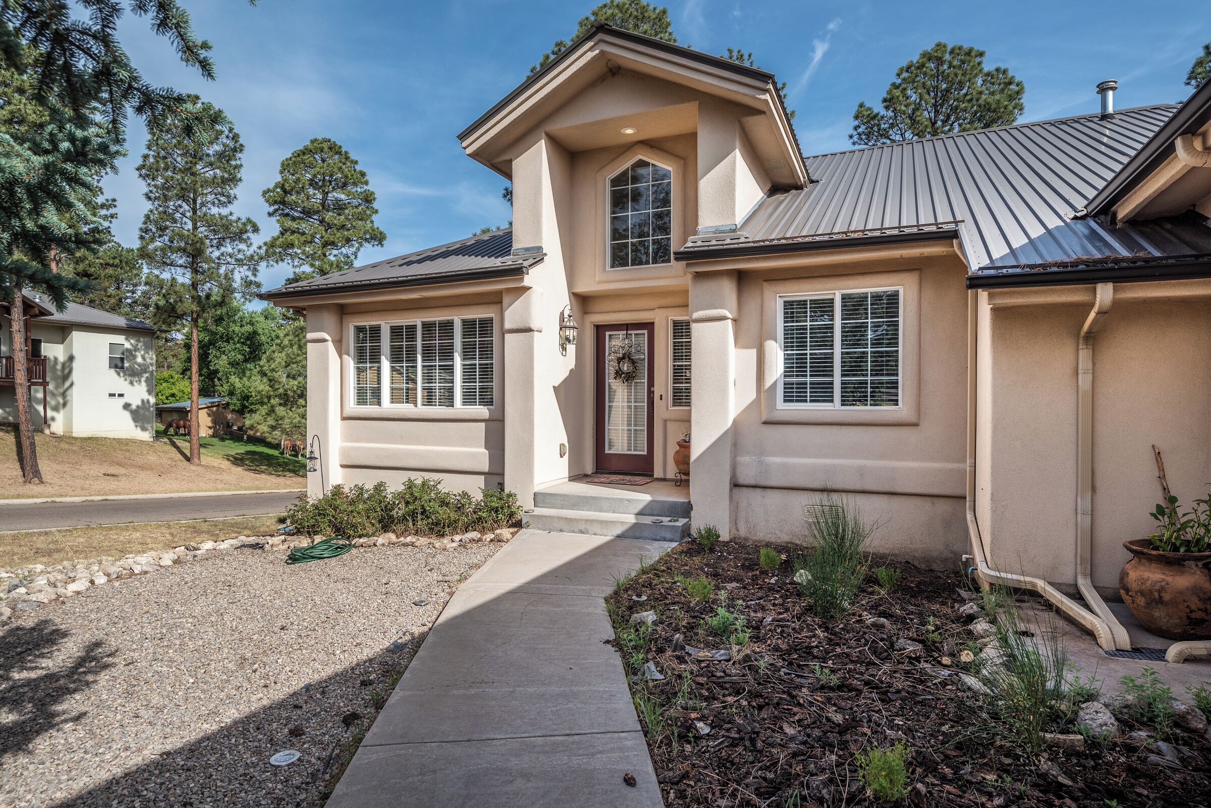 House (4 Bedrooms) | Exterior