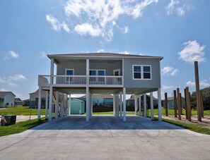 Exterior - Cozy Vacation Home- New Ocean Reef Home with Bay View, Close to Beach & Town. (Rockport)