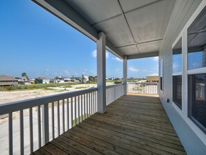 Terrace/patio - Cozy Vacation Home- New Ocean Reef Home with Bay View, Close to Beach & Town. (Rockport)