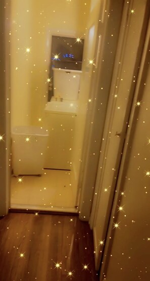 Combined shower/bathtub, hair dryer, towels, soap