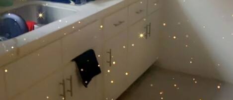 Kjøleskap, ovn, kokeplater og kaffetrakter/tekoker