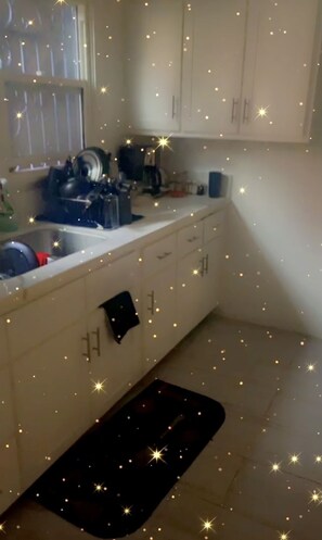 Fridge, oven, stovetop, coffee/tea maker