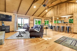 Téléviseur connecté, foyer, jeux vidéo, livres