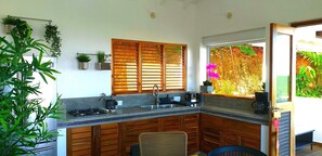 Kjøleskap, mikrobølgeovn, kokeplater og kaffetrakter/tekoker