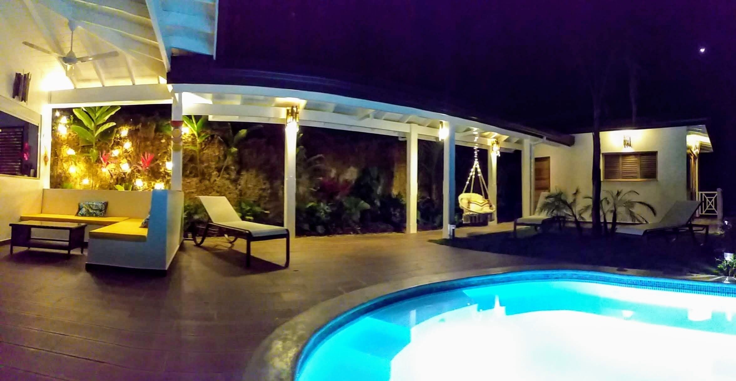 Una piscina al aire libre