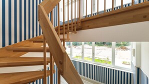 Una scala in legno con vista su un cantiere edile.