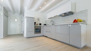 Refrigerador, horno, parrilla de estufa y lavavajillas 