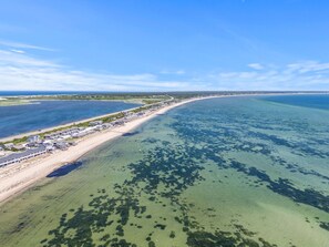 På stranden