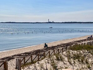 På stranden