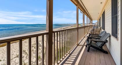 Luxurious Beachfront 2 bedroom condo