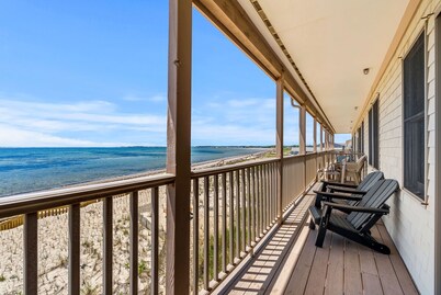 Luxurious Beachfront 2 bedroom condo