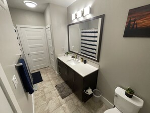Combined shower/bathtub - Stylish Mordern Lindbergh Condo w/Prime Pool View (Atlanta)