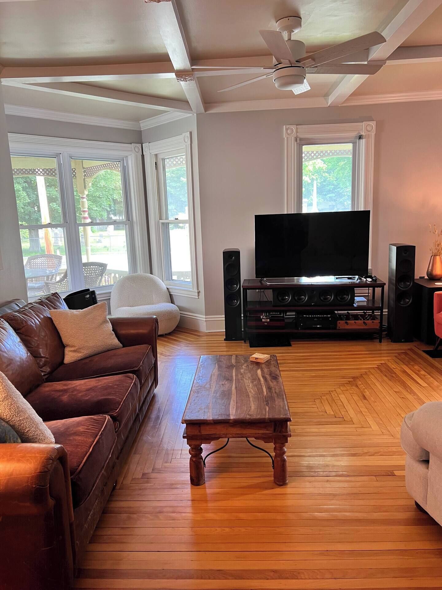 Téléviseur connecté, foyer, livres, chaîne audio