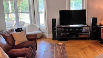 Téléviseur connecté, foyer, livres, chaîne audio