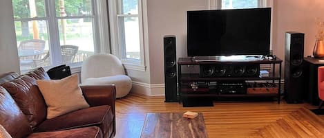 Smart-tv, eldstad, böcker och en stereo