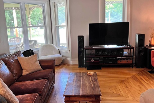 Smart TV, fireplace, books, stereo