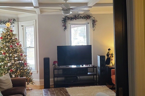 Smart-TV, peis, bøker og stereoanlegg