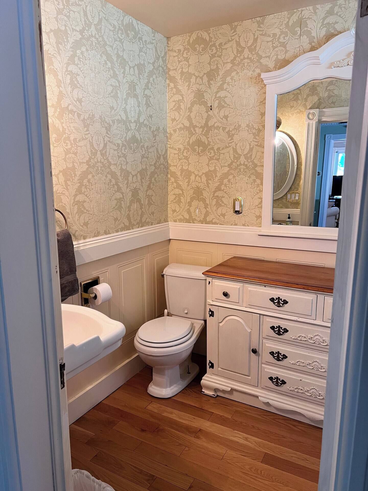 Combined shower/bathtub, hair dryer, towels, soap