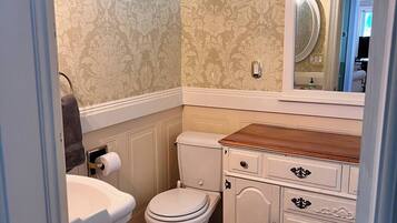 Combined shower/bathtub, hair dryer, towels, soap