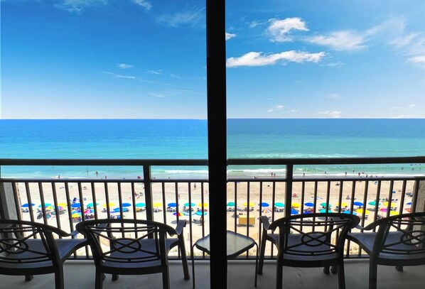 På stranden, solsenger og strandhåndklær