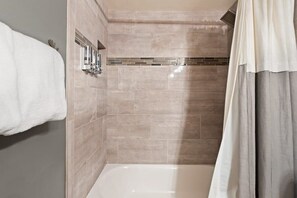 Ensemble douche/baignoire, sèche-cheveux, serviettes fournies