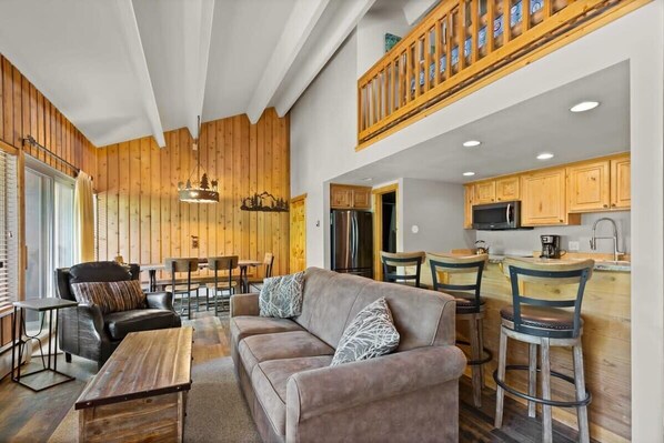 Televisión, chimenea, reproductor de DVD, estéreo