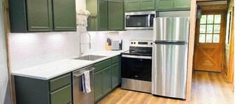 Buffalo Cabin -charming Alpine retreat w/ king bed