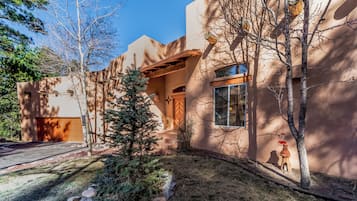 Studio (Multiple Bedrooms) | Façade de lâhĂ©bergement