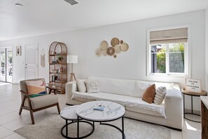 Smart TV, fireplace, ping pong, books