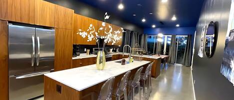 Geladeira, micro-ondas, fogão, cooktop