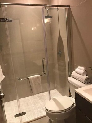 Dusche, Haartrockner, Handtücher, Seife