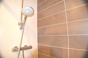 Bathroom - 360 Serviced Accommodations - Brentwood 2 Bedroom Executive Apartment With Secure Parking (Chelmsford)