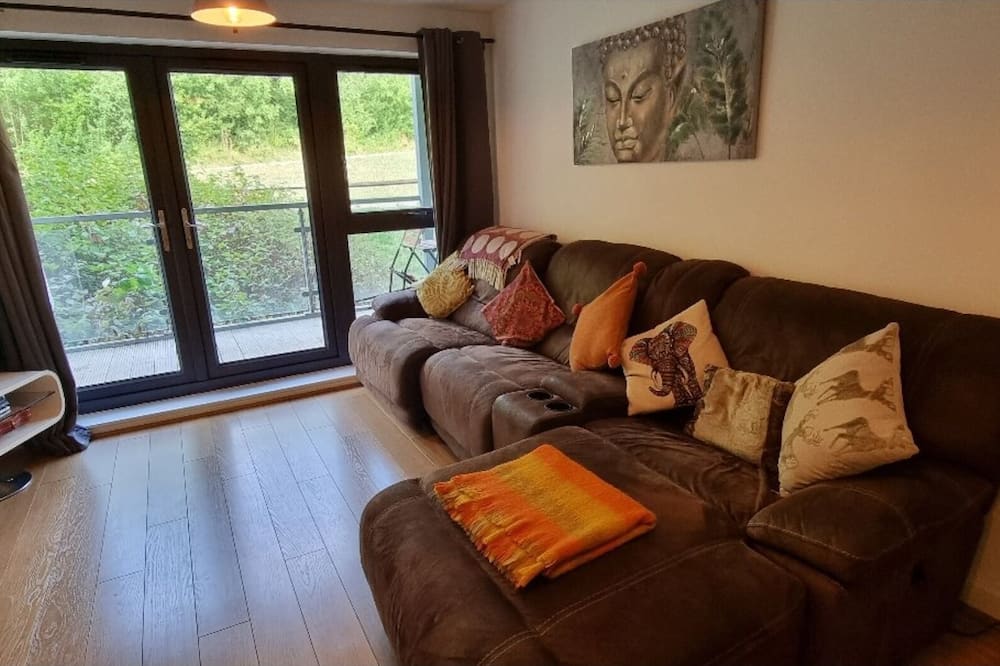 360 Serviced Accommodations - Brentwood 2 Bedroom Executive Apartment With Secure Parking - Danbury