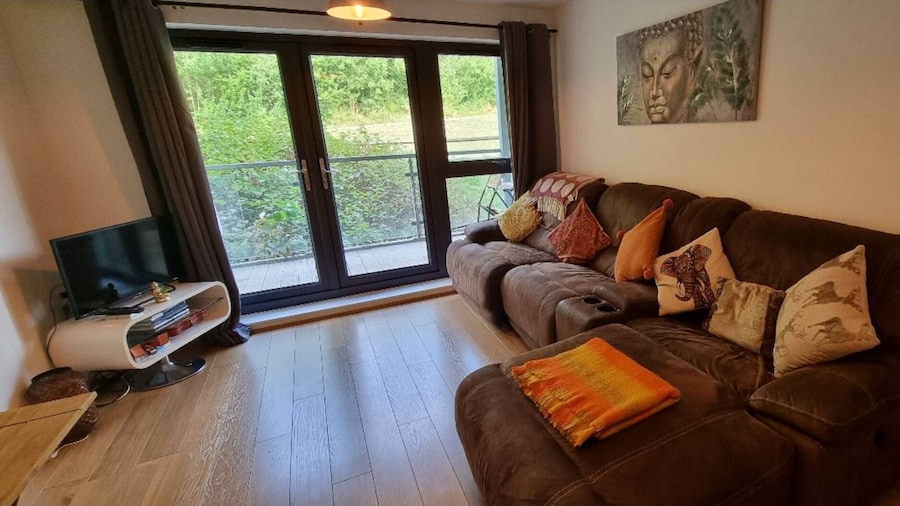 360 Serviced Accommodations - Brentwood 2 Bedroom Executive Apartment With Secure Parking