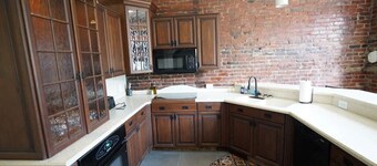 *Historic Gem* Heart of Southside-Sleeps 10